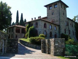 I castelli di Pomerio e Casiglio appartennero alla locale famiglia dei Parravicini, i quali erano anche proprietari di molti altri edifici tra cui chiese e cappelle ancora oggi presenti nell'erbese. La costruzione del castello di Pomerio risale al XI-XII secolo (ad opera della famiglia dei Parravicini) ed è il tipico castello medievale.